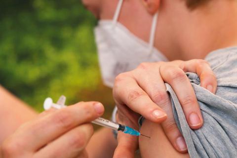 Sie ist für Wetzlarer Kinderärzte der Maßstab beim Impfen: die Empfehlung der Ständigen Impfkommission (Stiko). Sie sprach sich vor rund drei Wochen für Corona-Impfungen für alle Kinder und Jugendlichen ab zwölf Jahren aus.  Foto: David Young/dpa 
