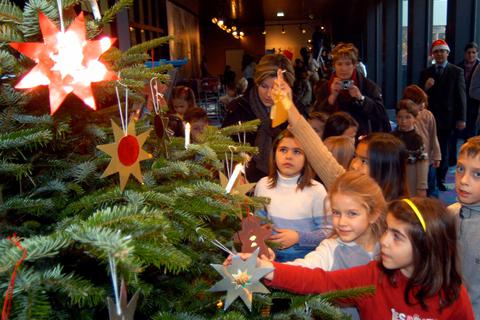 Weihnachtsbäume mit elektrischen Kerzen - laut Kreisverwaltung ist das in den Schulen im Lahn-Dill-Kreis auch trotz der Energiesparmaßnahmen weiter möglich, wenn es im Rahmen bleibt.  Symbolfoto: Uwe Stotz 
