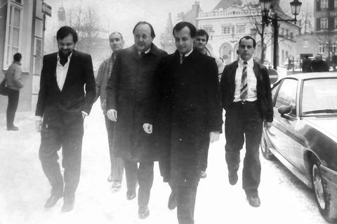 Mit Prominenz: Der damalige Außenminister Genscher und Wolfram Dette laufen 1983 vom Domplatz zum Eisenmarkt.          Foto: Hans-Georg Waldschmidt 