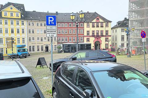 Stadtmarketing und Altstadt-Verein fordern, dass Ersatz für wegfallende Parkplätze auf dem Domplatz geschaffen wird. Dort gibt es bisher nur wenige Kurzzeitparkplätze. Die Stadt prüft derzeit, wie viele Autos auf den Domplatz passen würden und wo es noch zusätzlichen Platz für Fahrzeuge gibt. 
