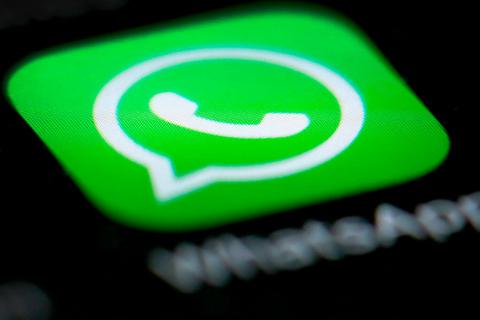 Über WhatsApp hat ein 50-Jähriger Kinderpornos verschickt. Das Amtsgericht Wetzlar verurteilt ihn auch deswegen zu einer Bewährungsstrafe. Symbolfoto: Martin Gerten/dpa 
