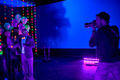Ein paar neonfarbene Accessoires und ab zum Schwarzlicht-Shooting: Das ist einer der Höhepunkte bei der Museumsnacht im Ernst-Leitz-Museum.  Foto: Carsten Ott 
