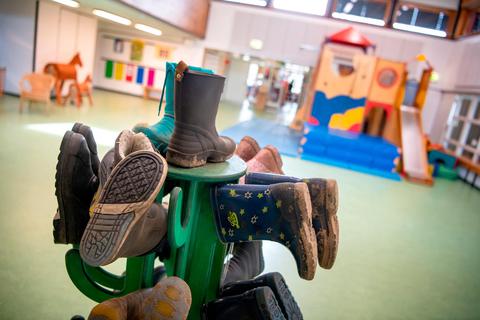 Am Montag geht es auch in den Wetzlarer Kindertagesstätten wieder los. Ein Schreiben sorgt nun aber für Unsicherheit bei Eltern.  Foto: Sina Schuldt/dpa +++ dpa-Bildfunk +++ 