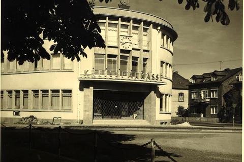 Den Rundbau mit der Uhr sowie dem Pfennig auf dem Dach hat Willi Diehl entworfen. Er wurde 1954 eingeweiht und hat das Wetzlarer Stadtbild seitdem geprägt. Nun wird es allerdings abgerissen. Foto: Sammlung von Schenk 