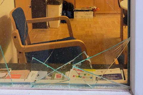 Zertrümmerte Scheibe: die Spuren des Einbruchsversuchs bei der Flüchtlingshilfe in der Nacht auf Donnerstag.  Foto: Bettina Twrsnick  