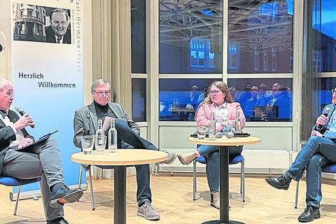 Karl-Christian Schelzke, Wolfgang Gerhardt, Amelie Kreuter und Werner Schlierike (v.l.n.r.) debattieren über die Folgen der damaligen Gebietsreform.