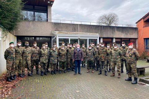 Landrat Wolfgang Schuster begrüßt die 25 Soldaten in der Wetzlarer Jugendherberge. Sie sollen bei den Corona-Schnelltests in Altenheimen helfen.  Foto: Lahn-Dill-Kreis 