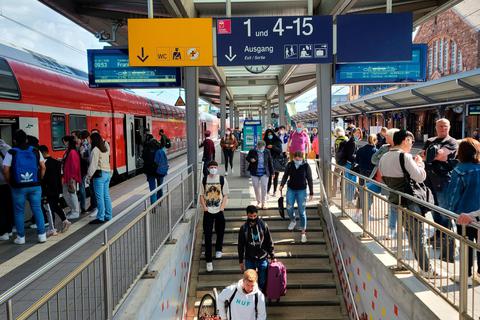 Viel Betrieb: Auch nach der klassischen Pendlerzeit sind am Mittwochmorgen am Gießener Bahnhof viele Reisende unterwegs. Bei den Kontrollen im Zug wird fast ausschließlich das 9-Euro-Ticket gezeigt. Foto: Pascal Reeber 