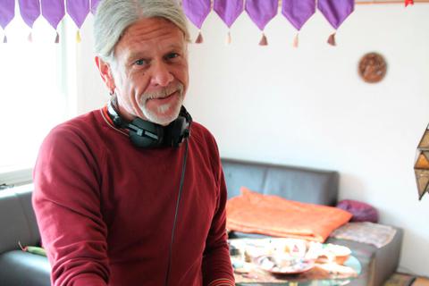 DJ Dirk Bepperling legt bei der inklusiven Disco mit zwei Kollegen auf. Foto: Markus Fritsch 