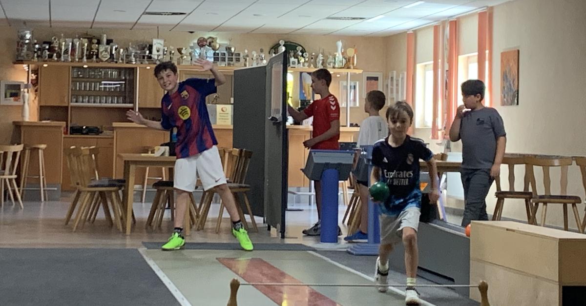 Kegelsport begeistert Kinder bei Wetzlarer Ferienspielen