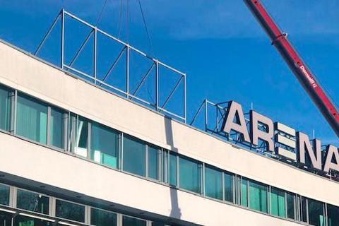Der Rittal-Schriftzug verlässt das Dach der Arena.  Foto: Arenakonzept GmbH 
