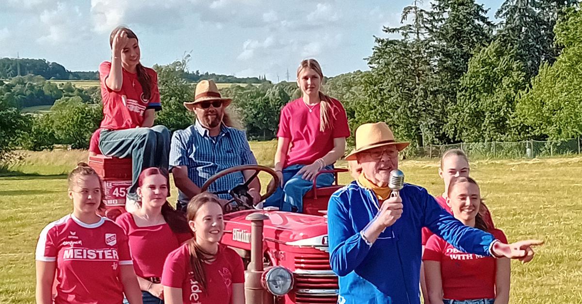 Warum-der-Traktor-Song-aus-Steindorf-jetzt-auch-zu-sehen-ist