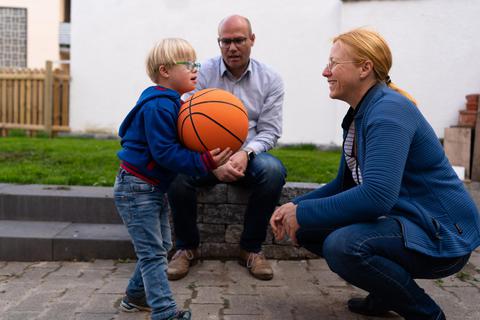Sohn Carl mit Papa Jörg Kratkey und Mama Dagmar Schmidt. Foto: Mathias Krämer