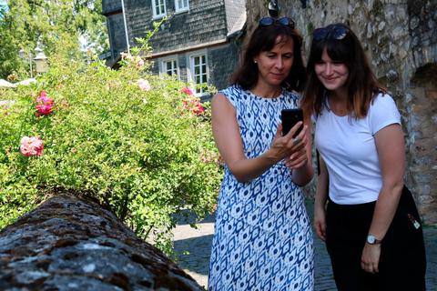Sandra Döring (links) und Anna-Lena Fischer folgen der Route auf dem Smartphone - gar nicht so leicht, wenn einmal die Verbindung schlecht ist.  Foto: Anna-Lena Fischer 
