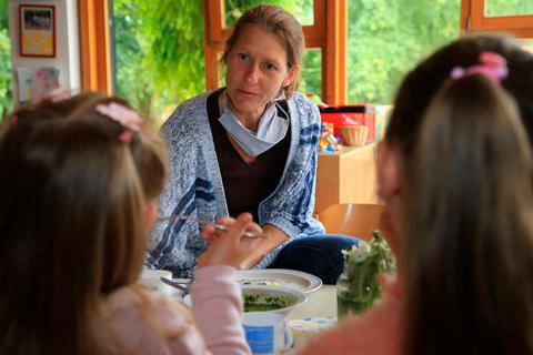 Mittagessen in der evangelischen Kita in der Bredow-Siedlung: Der Magistrat der Stadt Wetzlar schlägt vor, die Kita-Gebühren für den derzeitigen Lockdown zu erlassen, wenn Eltern ihre Kinder nicht zur Betreuung geschickt haben. Foto: Pascal Reeber 
