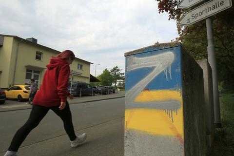 In Dalheim ist der Ukraine-Krieg im Straßenbild sehr präsent: Auf Wände, Verteilerkästen und sogar das Stück Berliner Mauer in der Neukölln-Anlage sind Farben oder Schriftzeichen gesprüht, die in Zusammenhang zum Konflikt stehen. Foto: Pascal Reeber