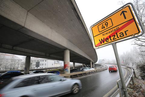 Bleibt voraussichtlich noch zwölf Jahre in Betrieb: die Hochstraße der B49 durch Wetzlar. Nachberechnungen haben ergeben, dass das Spannbetonbauwerk dem Verkehr länger als erwartet dem Verkehr gewachsen ist.