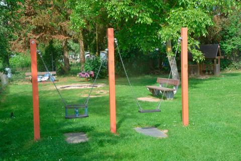 Für die Umgestaltung des Kinderspielplatzes in der Waldgirmeser Finkenstraße stellt Landschaftsarchitekt Matthias Burghammer im Kinder- und Jugendbeirat erste Pläne vor. Foto: Lothar Rühl 