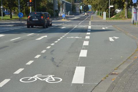 Der Fahrradschutzstreifen in der Braunfelser Straße ist ein Projekt aus dem Rad- und Fußverkehrskonzept, das bereits umgesetzt worden ist. Doch Kritiker sind der Meinung, dass die Straße in vielen Abschnitten zu eng ist.