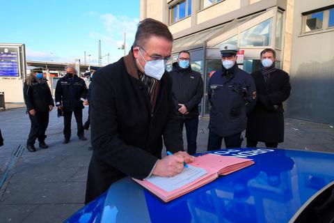 Im Beisein von Vertretern der Deutschen Bahn, von Landes-, Bundes- und Ordnungspolizei unterzeichnet Oberbürgermeister Manfred Wagner die neue Ordnungspartnerschaft. Foto: Pascal Reeber 