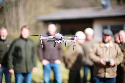 In relativ hoher Geschwindigkeit kann mit den Drohnen eine große Fläche effizient abgesucht werden. Foto: Jagdverein Kreis Wetzlar 