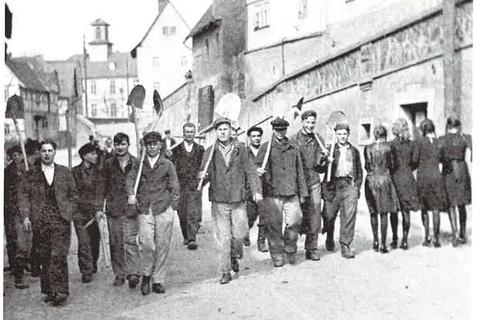 Brandoberndorfer Bürger rücken aus zum Bau von Panzersperren. Entstanden ist diese Aufnahme von Otto Höhn wahrscheinlich an Gründonnerstag 1945, an dem in der Regel die Konfirmationen stattfanden. Ein Indiz dafür sind die Mädchen in Konfirmationskleidern.  Foto: Otto Höhn 