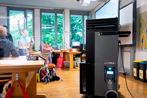Ein Luftfilter in einer bayerischen Grundschule: im Nachbarbundesland sollen alle Klassen- und Kitagruppenräume mit den Geräten ausgestattet werden.  Archivfoto: dpa 