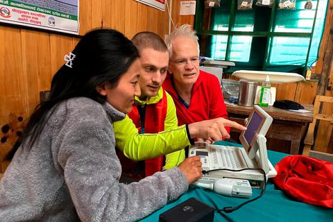 Pasang Sherpa freut sich über ein Ultraschallgerät, das die Besucher aus Mittelhessen mitgebracht haben. Mediziner Christian Kuntz und sein Sohn Benjamin zeigen der Krankenschwester und Hebamme, wie das Gerät bedient wird. Andrea Schmidt