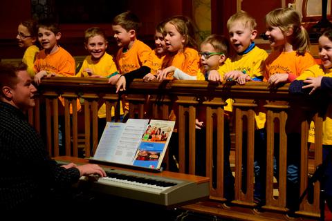 Die "KlangKinder" bei ihrem Vortrag. Foto: Lothar Rühl 