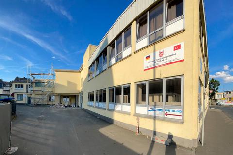 Das Gebäude in Niedergirmes gehört der Wetzlarer Ditib-Gemeinde. Ende Juni ist es hier zu einem Dach- und Deckeneinsturz gekommen. Foto: Holger Sauer 