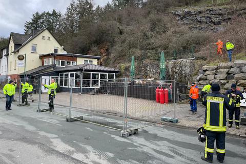 Am Sonntagmittag kommt es in Solms-Oberbiel zu einem Erdrutsch, bei dem glücklicherweise keine Menschen verletzt werden. Einsatzkräfte der Feuerwehr haben den Bereich rund um die Pizzeria „Memo” sowie die beiden Wohnhäuser großräumig abgesperrt.