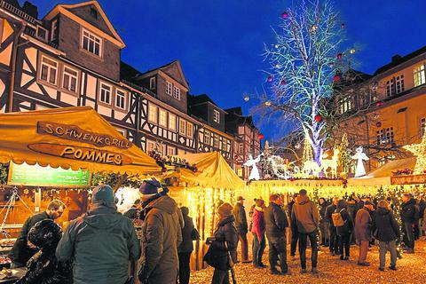 Jetzt fehlt nur winterliches Wetter: In knapp zwei Wochen startet das Weihnachtsflair in Wetzlar. Die Veranstalter vom Stadtmarketing-Verein hoffen, dass die Weihnachtsdörfer wie jenes auf dem Schillerplatz (Foto) viele Menschen in die Stadt ziehen. 