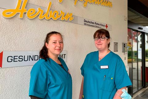 Die beiden Pflegerinnen Anneka Ziebart (l.) und Sarina Fischer gehören im Dezember 2020 zu den ersten Menschen, die im Lahn-Dill-Kreis gegen das Coronavirus geimpft werden.   Foto: Tobi Manges