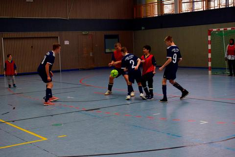 Fußballer der Friedrich-Fröbel-Schule - im blauen Trikot - beim Hessenturnier im Spiel gegen die Mannschaft der Bodelschwing-Schule aus Wiesbaden. © Lothar Rühl