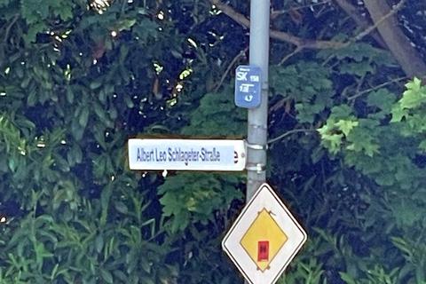 Überklebt: Am Namensschild der Otto-Wels-Straße in Hermannstein haben sich Unbekannte zu schaffen gemacht. 