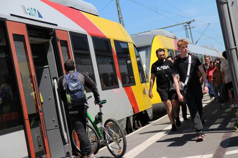 Am Bahnhof in Wetzlar herrscht viel Betrieb: Das Deutschlandticket soll den öffentlichen Personennahverkehr attraktiver machen. Hat das im Lahn-Dill-Kreis geklappt?