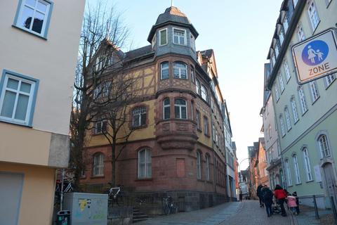 Das ehemalige Bankhaus in der Weißadlergasse steht seit Jahren leer und zeigt deutliche Spuren des Verfalls.  Archivfoto: Lothar Rühl 