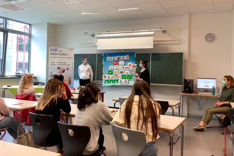 Unter anderem die Fachschule für Diätassistenz des Uniklinikums Gießen hat sich bei der Berufsmesse an der August-Bebel-Schule dem zukünftigen Abschlussjahrgang vorgestellt. Foto: August-Bebel-Gesamtschule 
