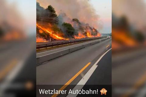 Dieser Screenshot, der offensichtlich aus dem Video eines Feuerwehrmanns beim Einsatz an der A 44 bei Breuna stammt, wird derzeit mit verschiedenen Straßenzuschreibungen im Netz verbreitetet. Screenshot: VRM Wetzlar 