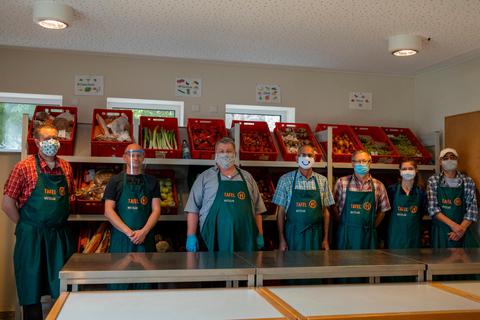 Das Team der Tafel Wetzlar an der Ausgabestelle in Niedergirmes schützt sich und Kunden durch Masken und Schilde.  Foto: Julia Wojcik 