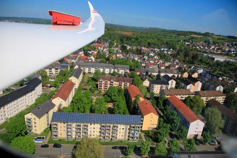 Blick auf Niedergirmes aus dem Segeflugzeug: Die Verbesserung der Wohnverhältnisse war ein Schwerpunkt des Programms "Soziale Stadt" im Stadtbezirk. Archivfoto: Pascal Reeber 