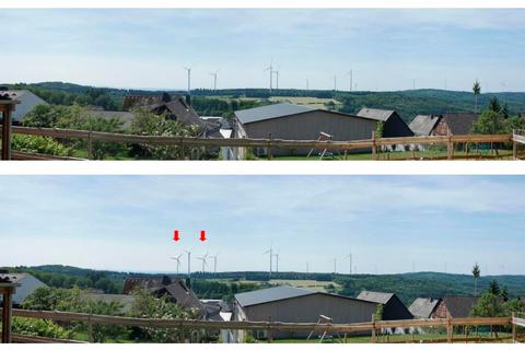 Die zwei Windkraftanlagen der Koehler Renewable Energy (rote Pfeile) sollen bis Ende 2023 in Betrieb genommen werden. Foto: Koehler-Gruppe 