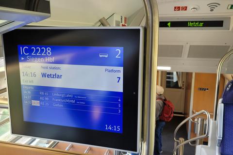 Nächster Halt: Wetzlar. Seit Ende 2022 wird die Domstadt gemeinsam mit Dillenburg von der neuen Intercity-Linie 34 angefahren. Ob Fern- oder Nahverkehr: Im Zug gibt es immer etwas zu erleben.