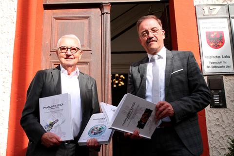 Autor Helmut Lagler (l.) und Wetzlars Oberbürgermeister Manfred Wagner präsentieren die ersten drei Bände der neuen Buchreihe "Phänomen Leica".  Foto: Markus Fritsch 