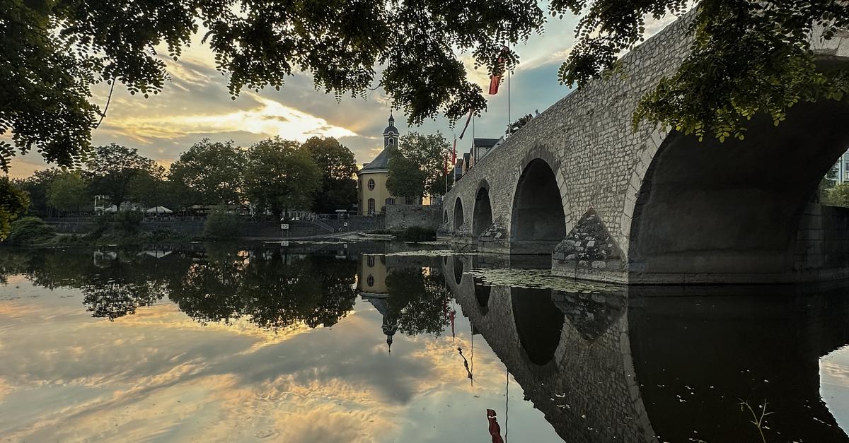 City of Wetzlar warns of dangers: Bridge jumping on the Lahn River is ...