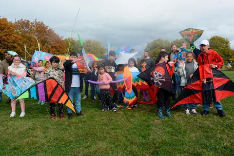 Das Drachenfest lockt am Samstag wieder Kinder und Erwachsene auf die Wiese an der August-Bebel-Schule. © Lothar Rühl