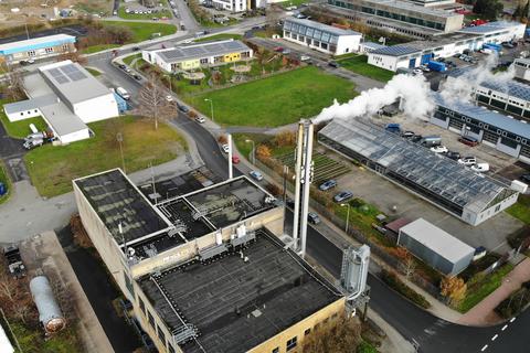 Aus dem Heizwerk erhalten die EAB-Kunden in der Spilburg seit Januar wieder Wärme und Heißwasser. Doch: Nicht alle zahlen auch dafür und begründen dies mit ungeeichten Zählern. Die Stadt, die über eine Art Ausfallbürgschaft für den Betrieb des Heizwerks garantiert, will das nicht länger hinnehmen.