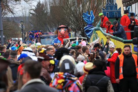 Fußgruppen, Prunk- und Motivwagen und viele, viele Menschen: Nach zwei Jahren Pause ist der Karnevalszug der WKG durch Wetzlar am Sonntag ein bunter Publikumsmagnet.