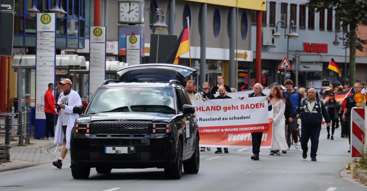 75-Demonstranten-laufen-ber-Wetzlarer-Karl-Kellner-Ring