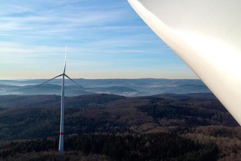 Windräder wie hier bei Siegbach tragen maßgeblich zur gesteigerten Produktion von erneuerbaren Energien im Lahn-Dill-Kreis bei.  Archivfoto: Mainova 